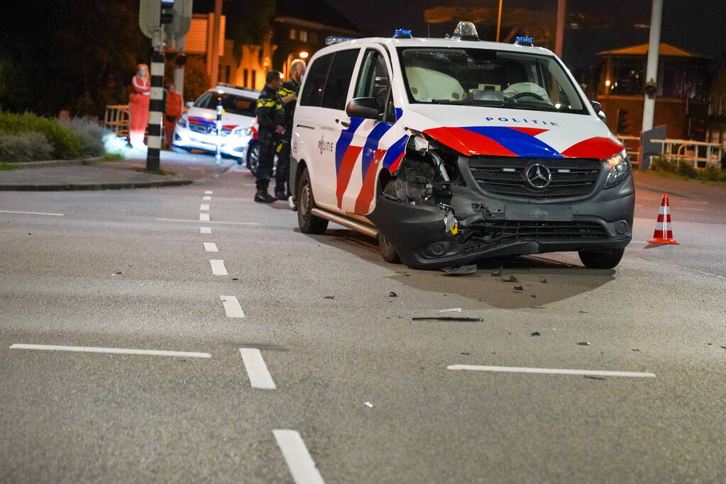 Auto wordt aangereden door politiebus