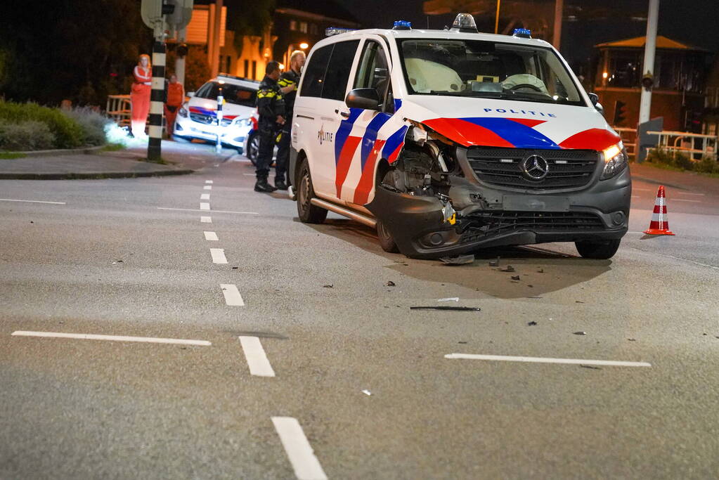 Auto wordt aangereden door politiebus