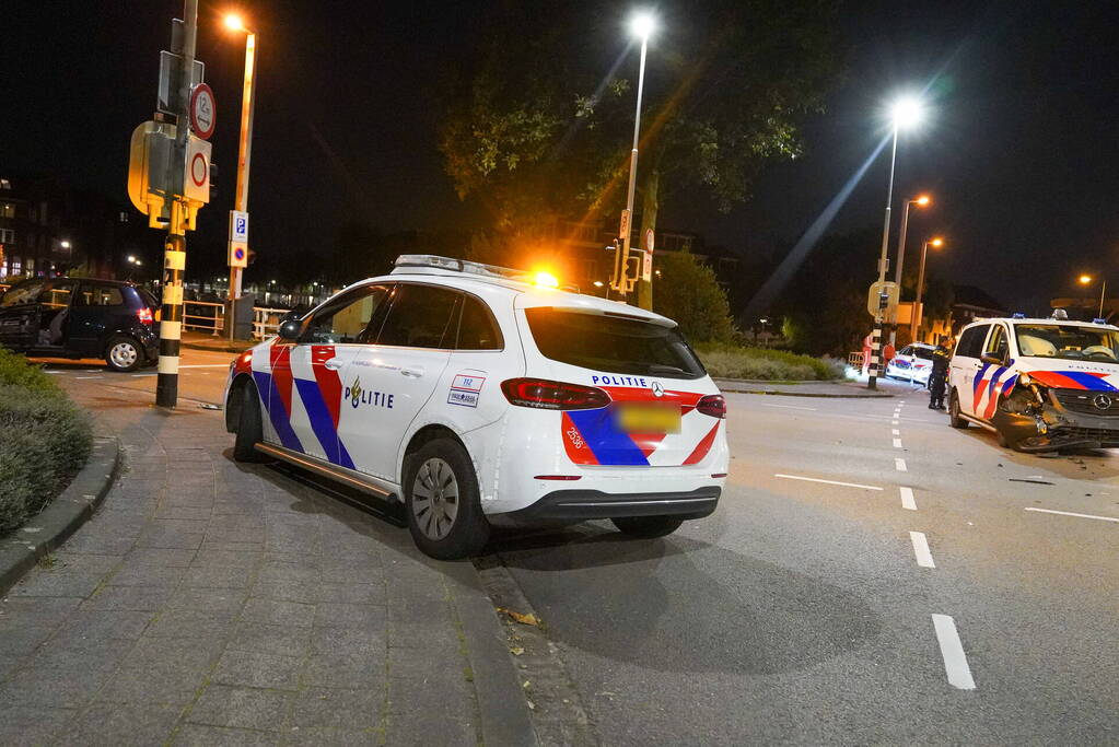 Auto wordt aangereden door politiebus