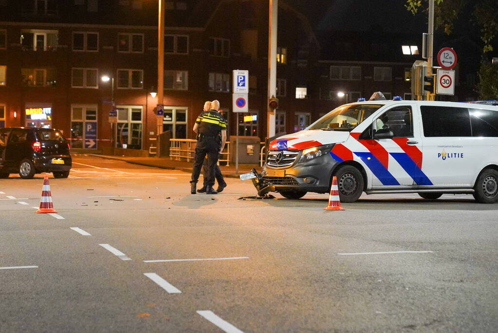 Auto wordt aangereden door politiebus