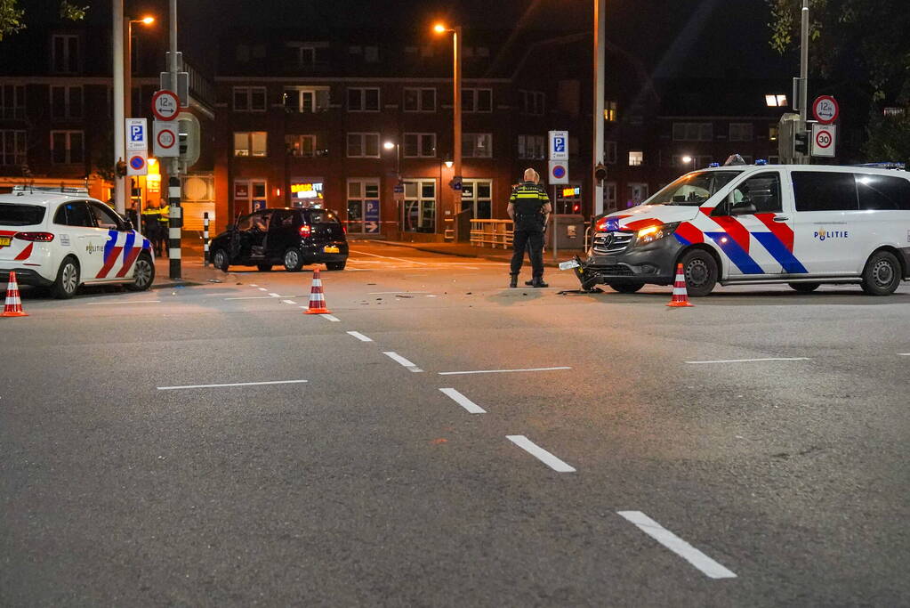 Auto wordt aangereden door politiebus