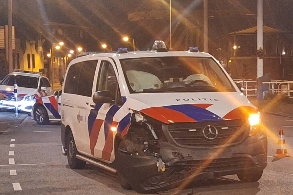 Auto wordt aangereden door politiebus