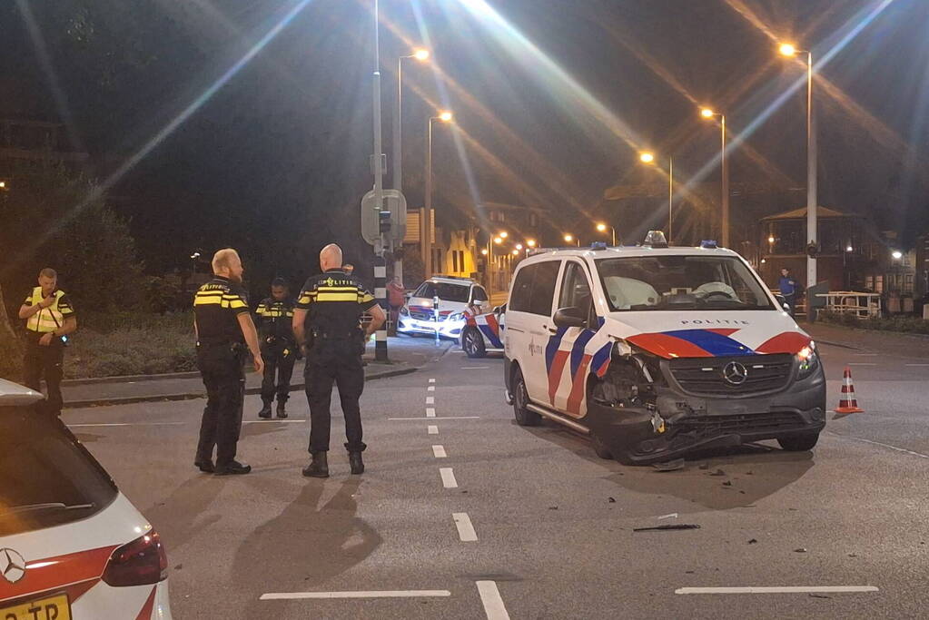 Auto wordt aangereden door politiebus