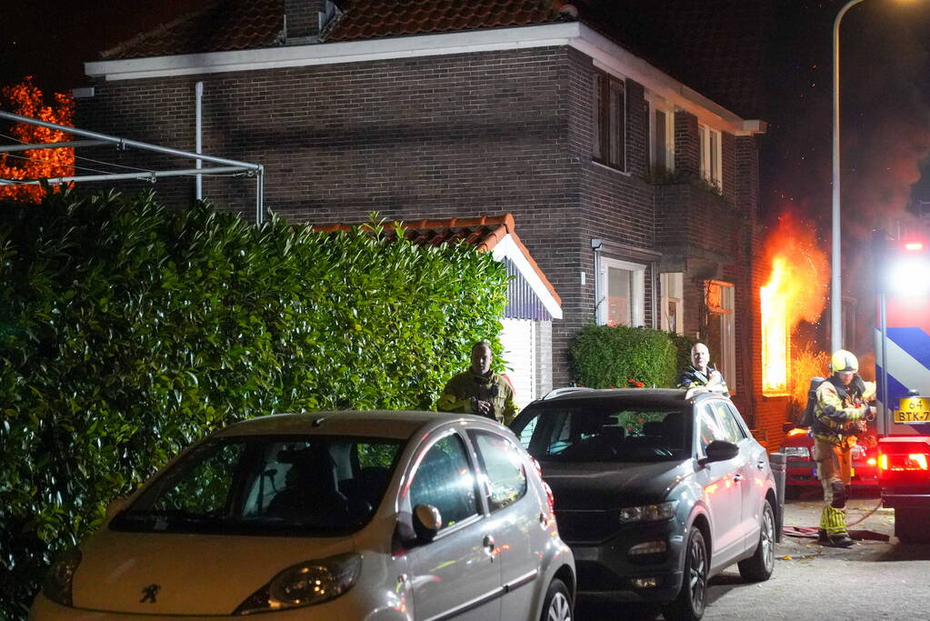 Dode en drie gewonden bij uitslaande brand