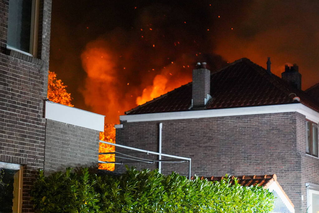 Dode en drie gewonden bij uitslaande brand