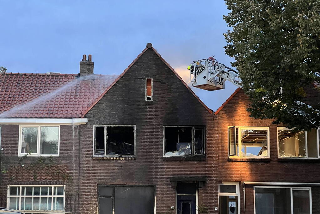 Dode en drie gewonden bij uitslaande brand