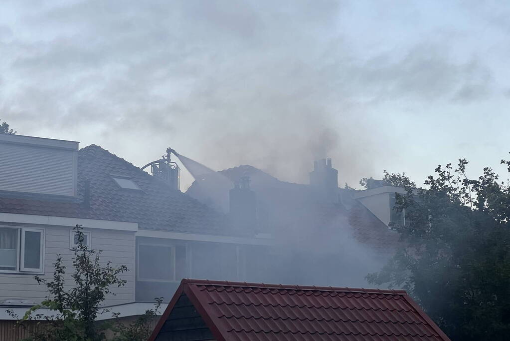 Dode en drie gewonden bij uitslaande brand