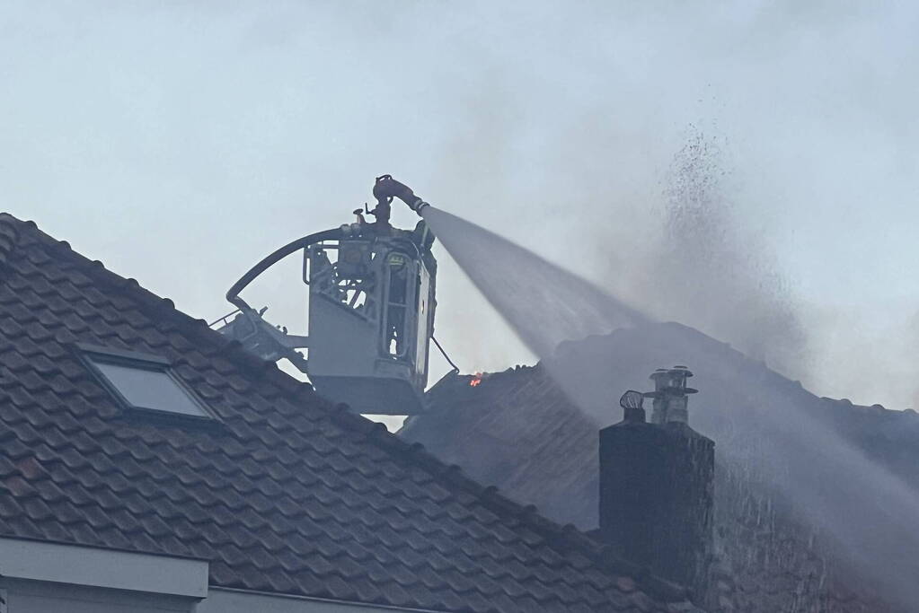 Dode en drie gewonden bij uitslaande brand