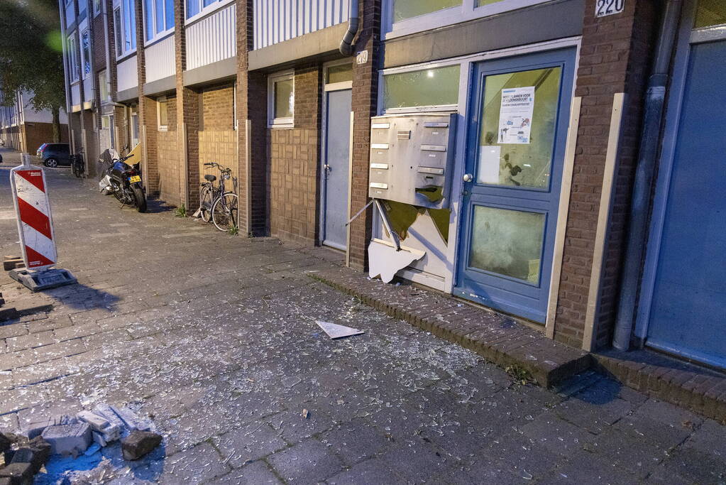 Flinke schade bij explosie bij portiek