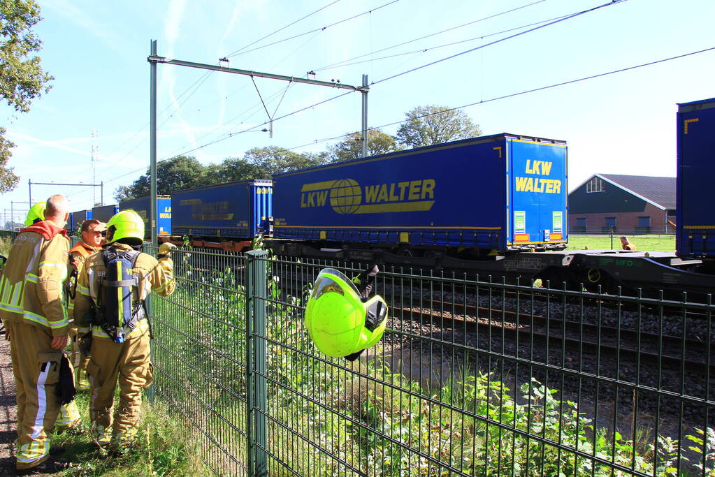 Brandweer controleert vastgelopen remmen van goederentrein