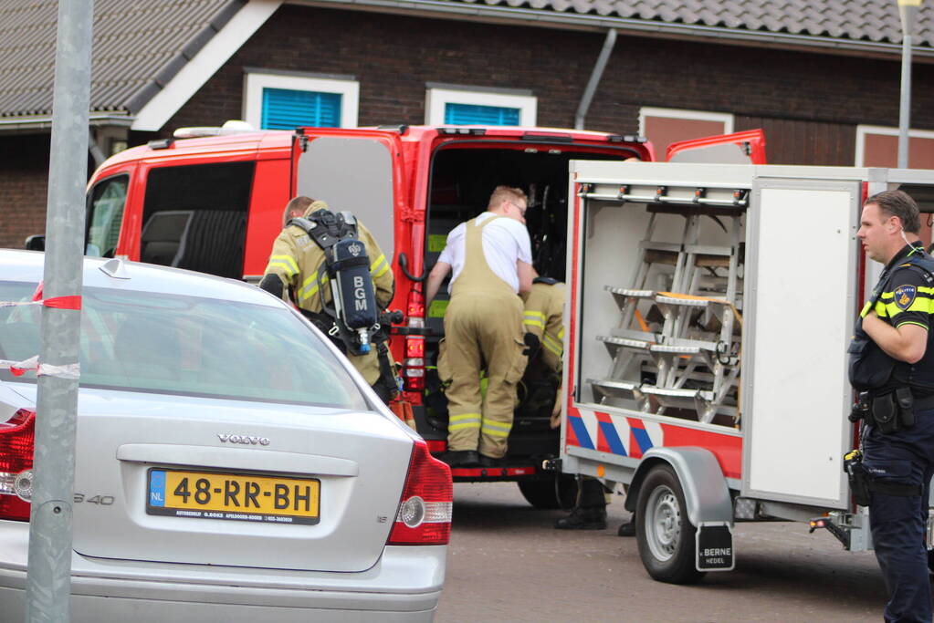 Brand op dak van appartementencomplex met rietendak