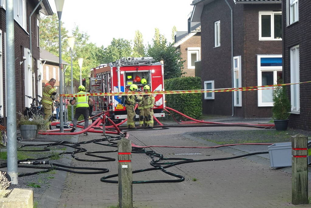 Brand op dak van appartementencomplex met rietendak