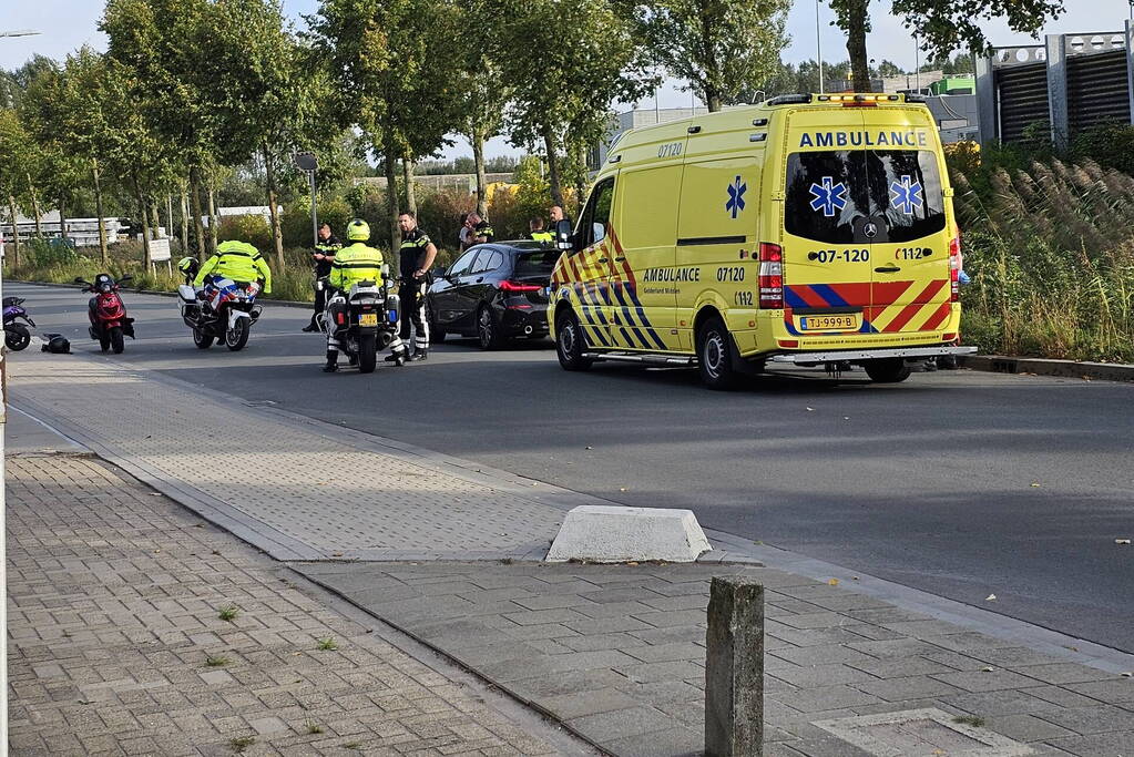 Scooterrijder botst achterop politiemotor