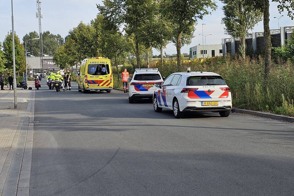 Scooterrijder botst achterop politiemotor