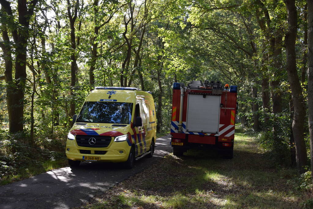 Ruiter gewond bij val in bos