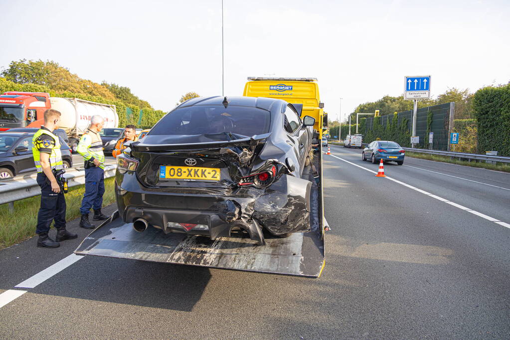 Veel schade bij botsing tussen auto en bestelbus