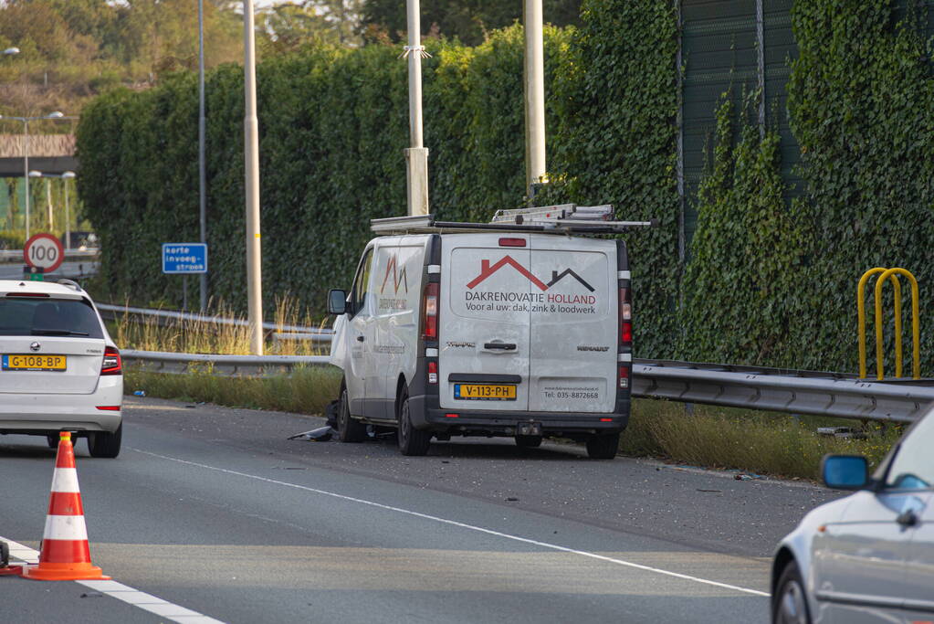 Veel schade bij botsing tussen auto en bestelbus