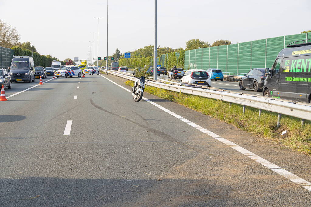 Veel schade bij botsing tussen auto en bestelbus