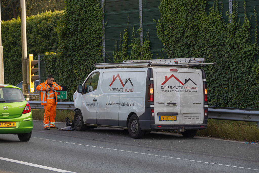 Veel schade bij botsing tussen auto en bestelbus