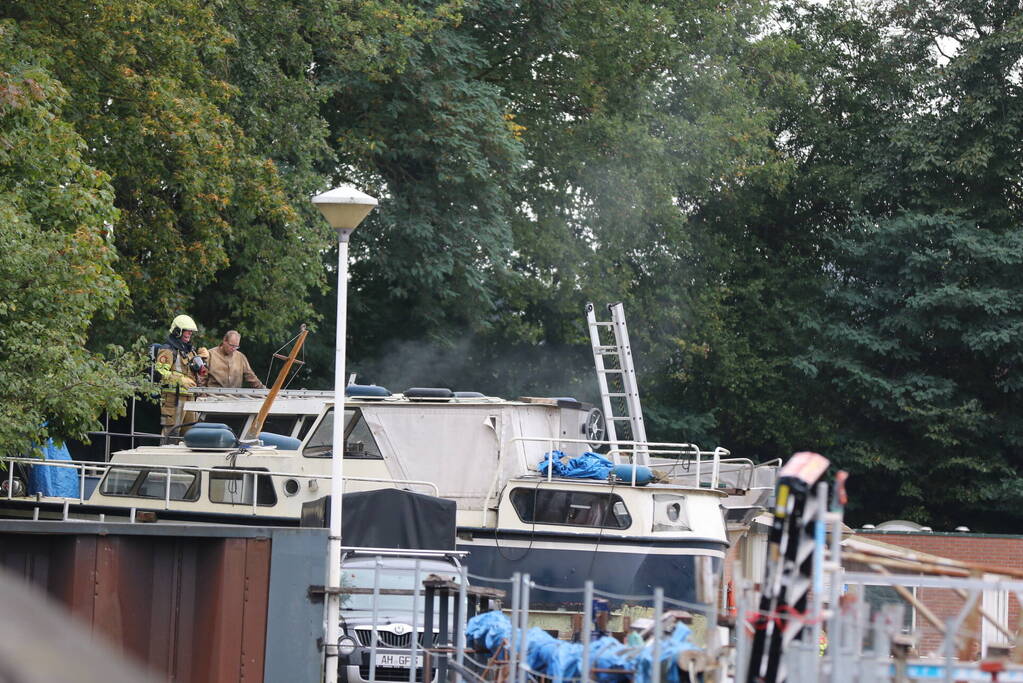 Motorjacht vat vlam tijdens werkzaamheden