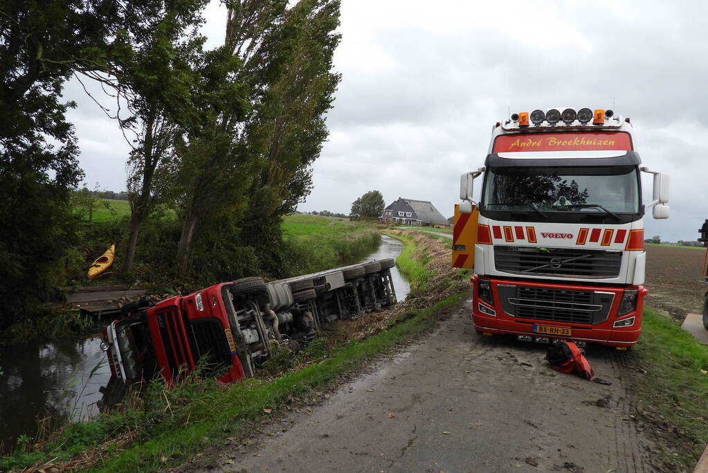 Vrachtwagen geladen met bieten belandt in sloot