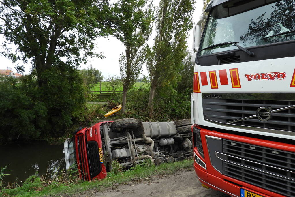 Vrachtwagen geladen met bieten belandt in sloot