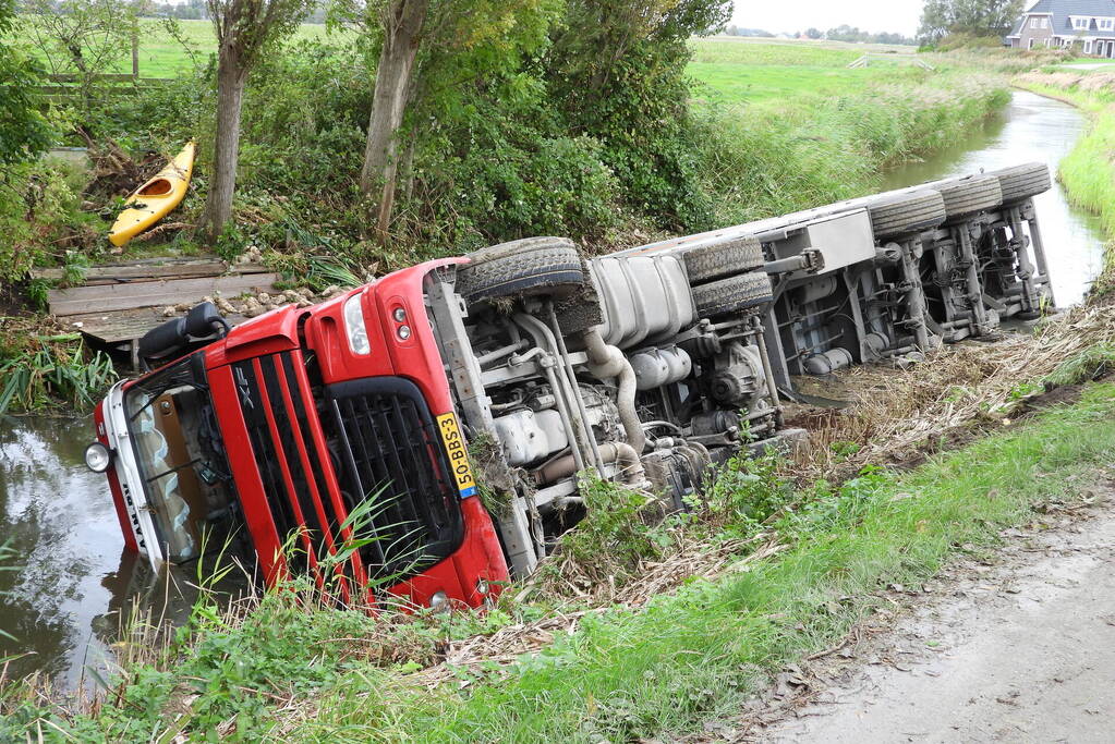 Vrachtwagen geladen met bieten belandt in sloot