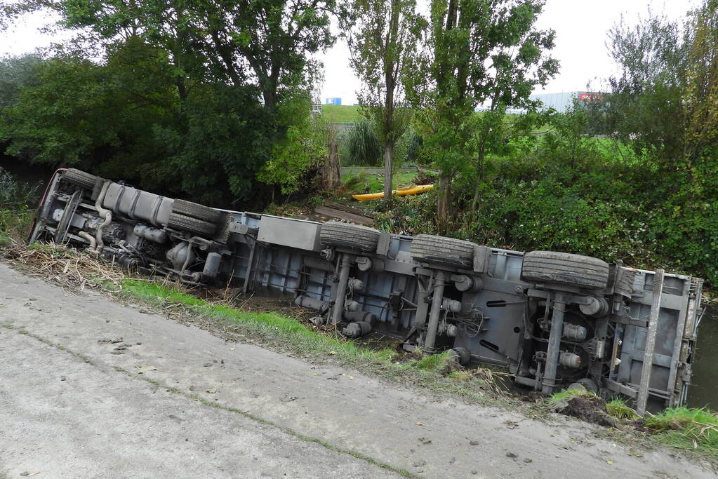 Vrachtwagen geladen met bieten belandt in sloot