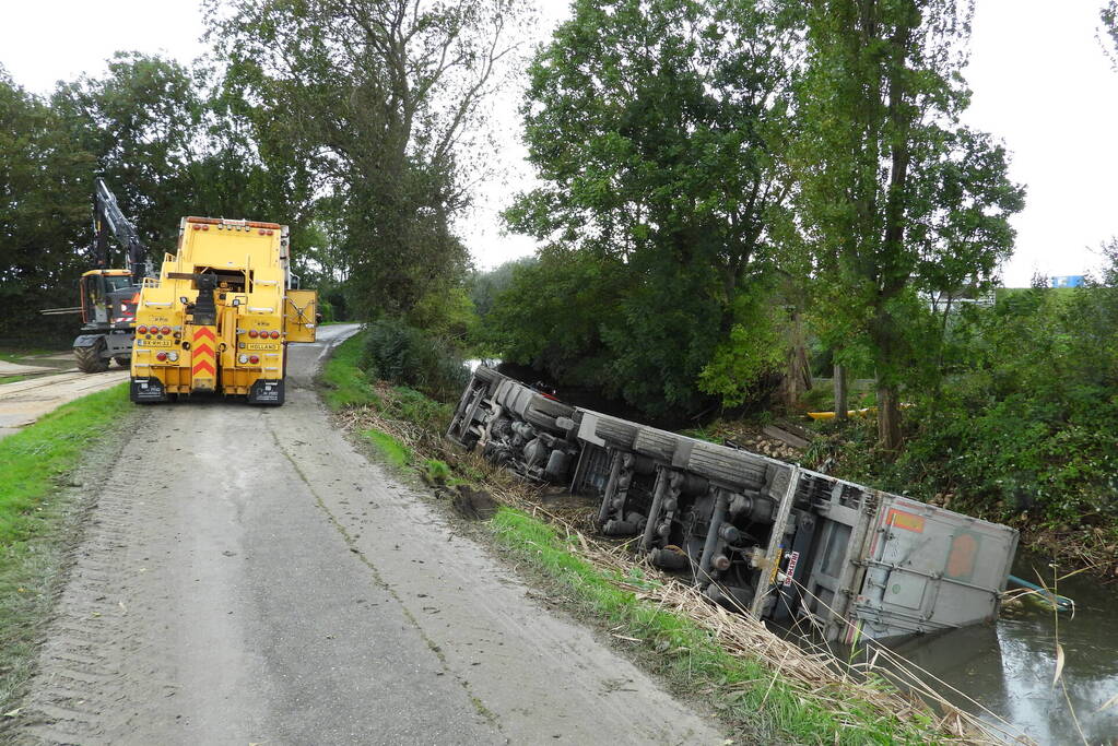 Vrachtwagen geladen met bieten belandt in sloot