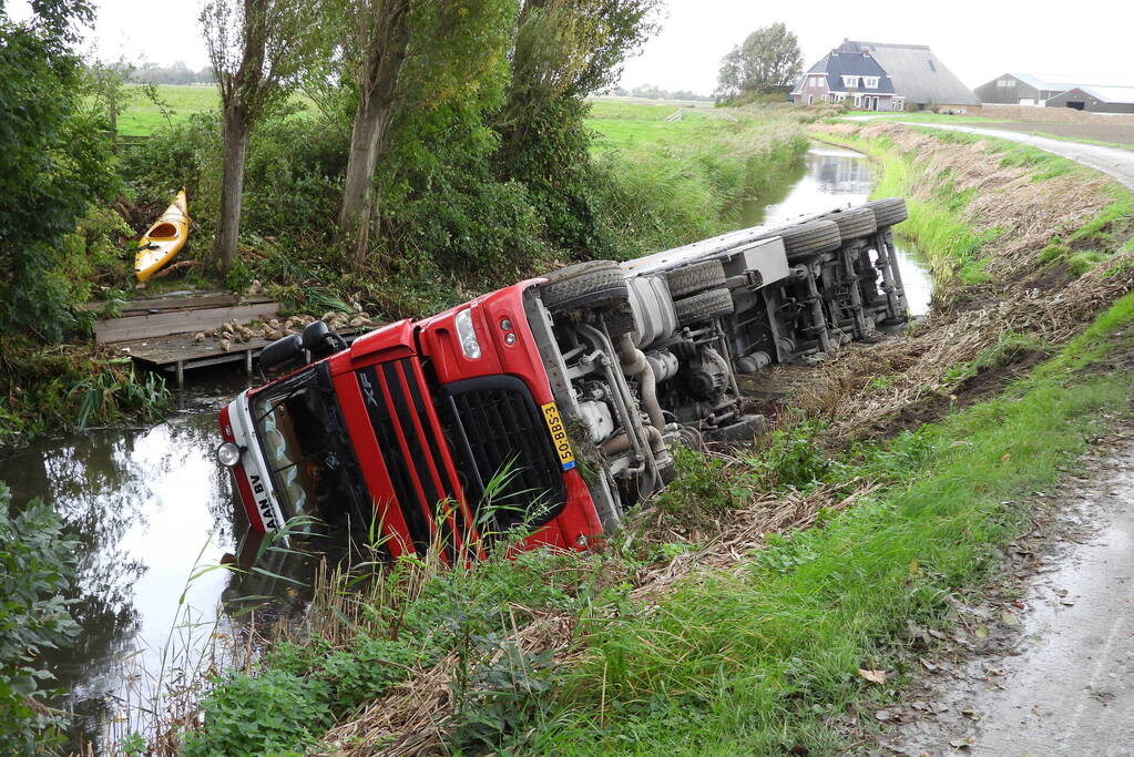 Vrachtwagen geladen met bieten belandt in sloot