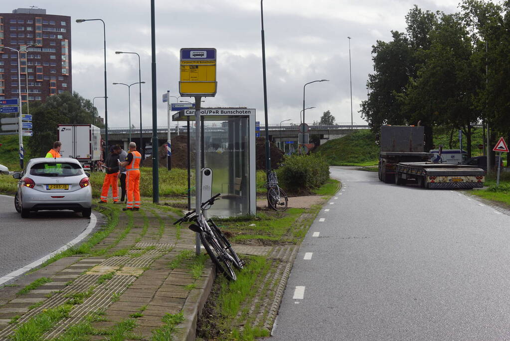 Automobilist botst tegen trailer van vrachtwagen