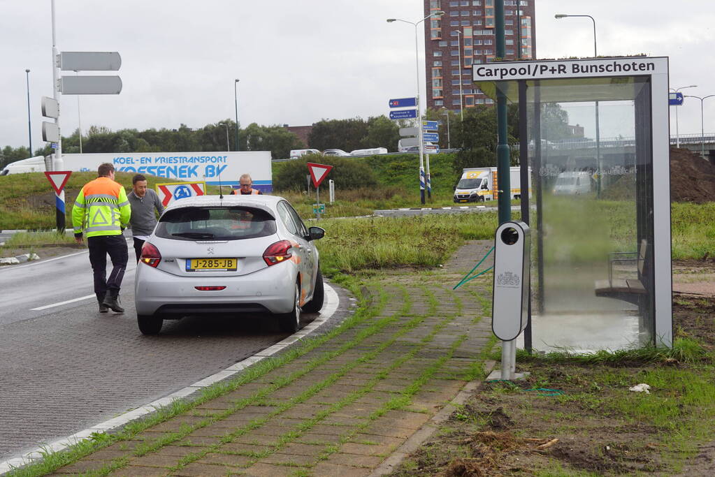 Automobilist botst tegen trailer van vrachtwagen