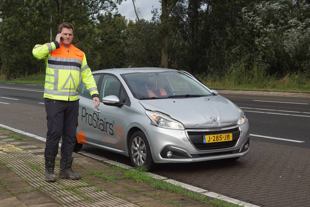 Automobilist botst tegen trailer van vrachtwagen