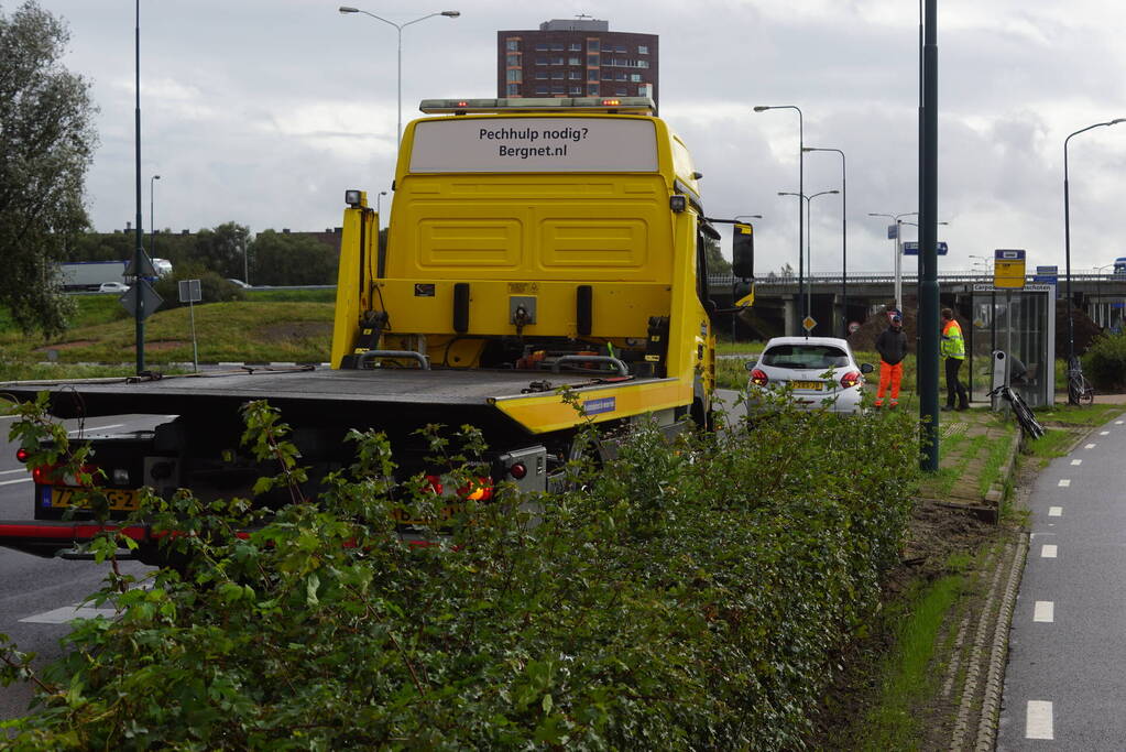 Automobilist botst tegen trailer van vrachtwagen