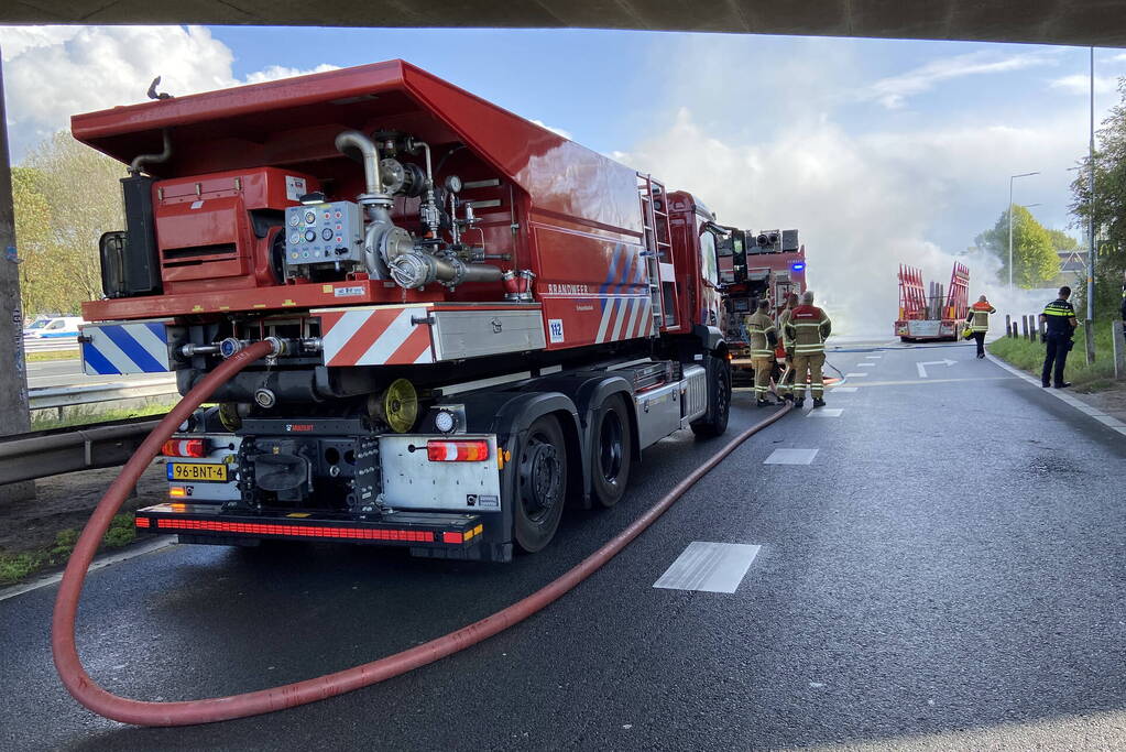 Vrachtwagen uitgebrand op oprit van snelweg