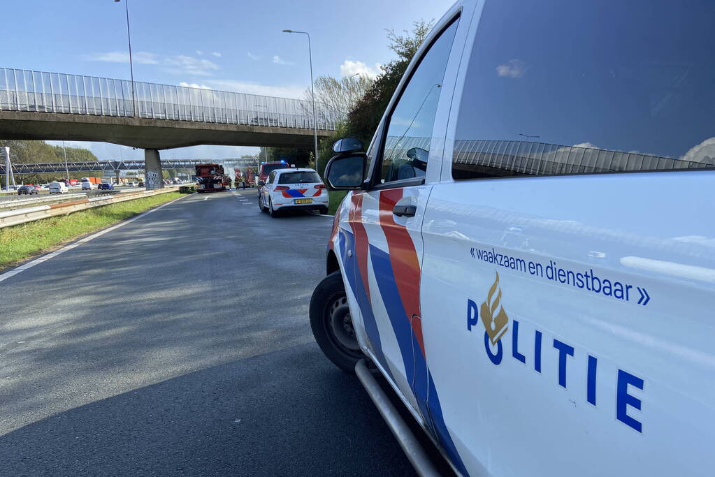 Vrachtwagen uitgebrand op oprit van snelweg