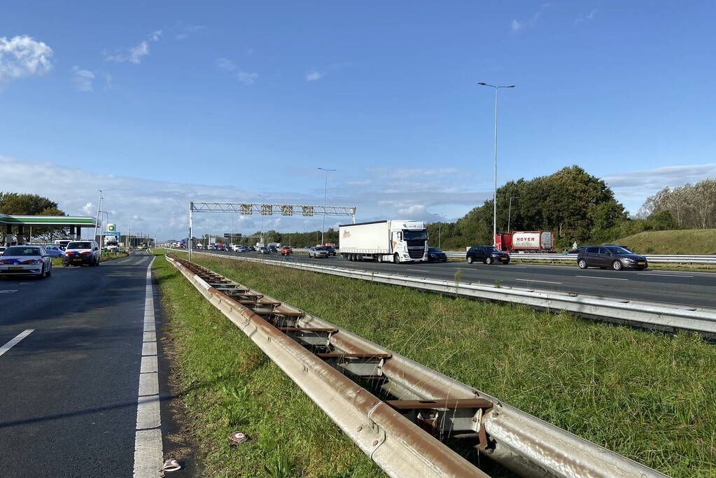 Vrachtwagen uitgebrand op oprit van snelweg