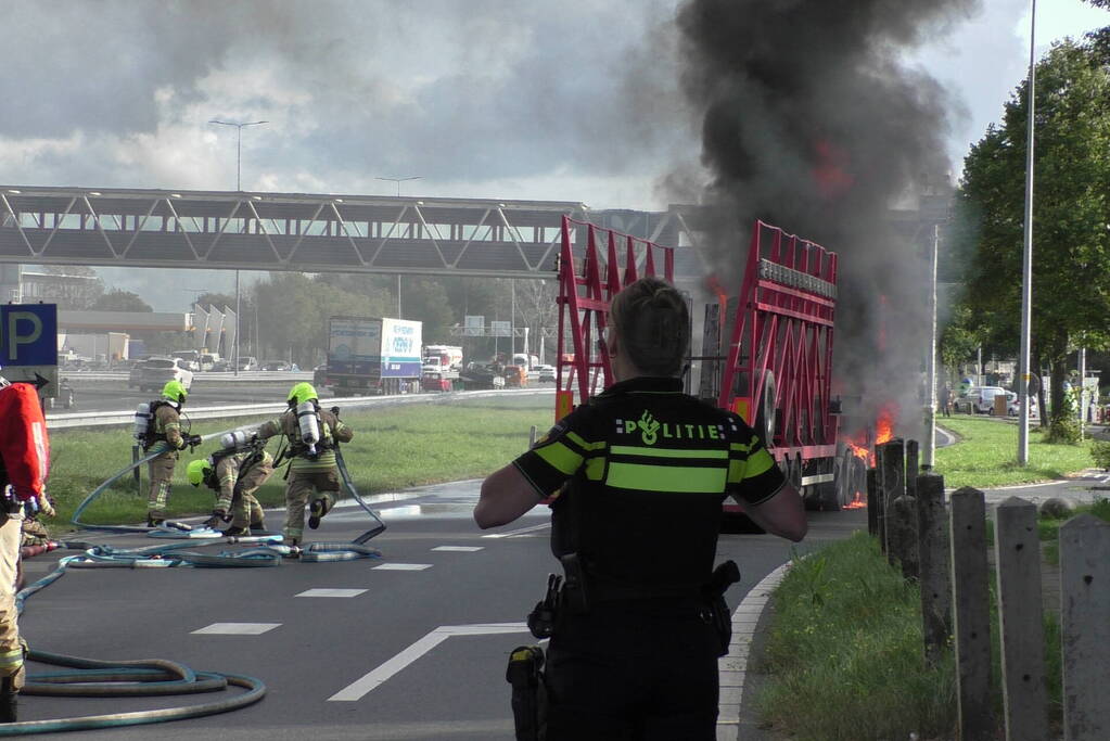 Vrachtwagen uitgebrand op oprit van snelweg