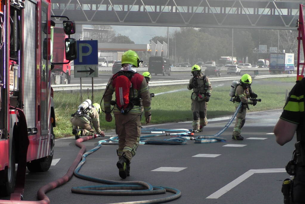 Vrachtwagen uitgebrand op oprit van snelweg