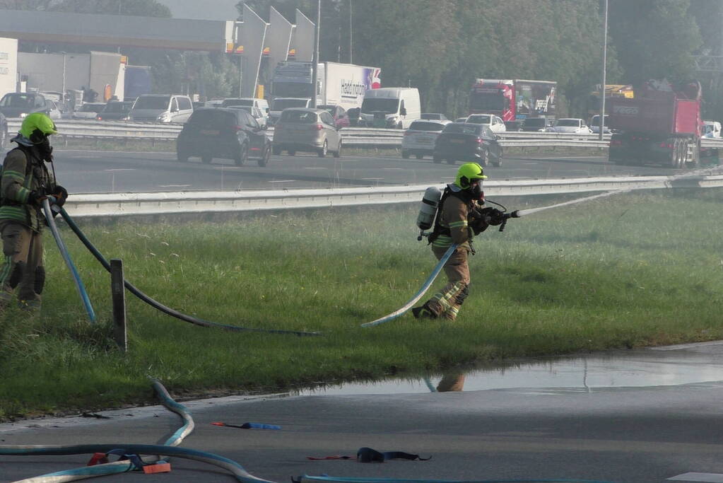 Vrachtwagen uitgebrand op oprit van snelweg