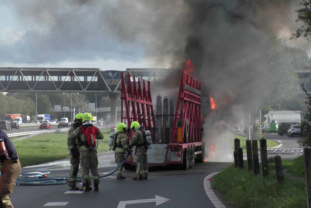 Vrachtwagen uitgebrand op oprit van snelweg