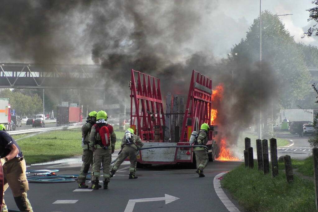 Vrachtwagen uitgebrand op oprit van snelweg