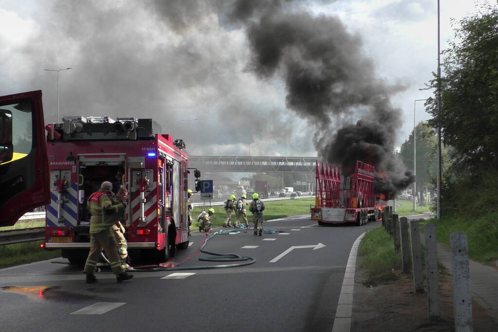 Vrachtwagen uitgebrand op oprit van snelweg