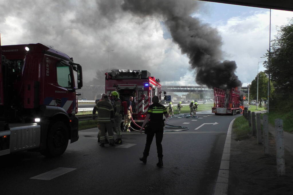 Vrachtwagen uitgebrand op oprit van snelweg