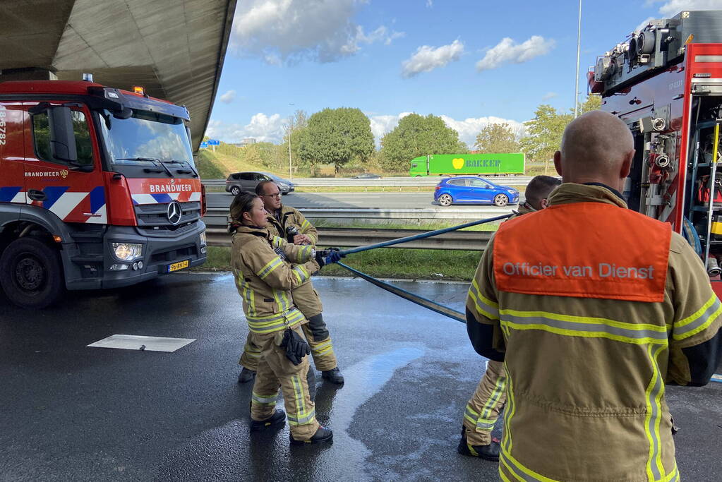 Vrachtwagen uitgebrand op oprit van snelweg