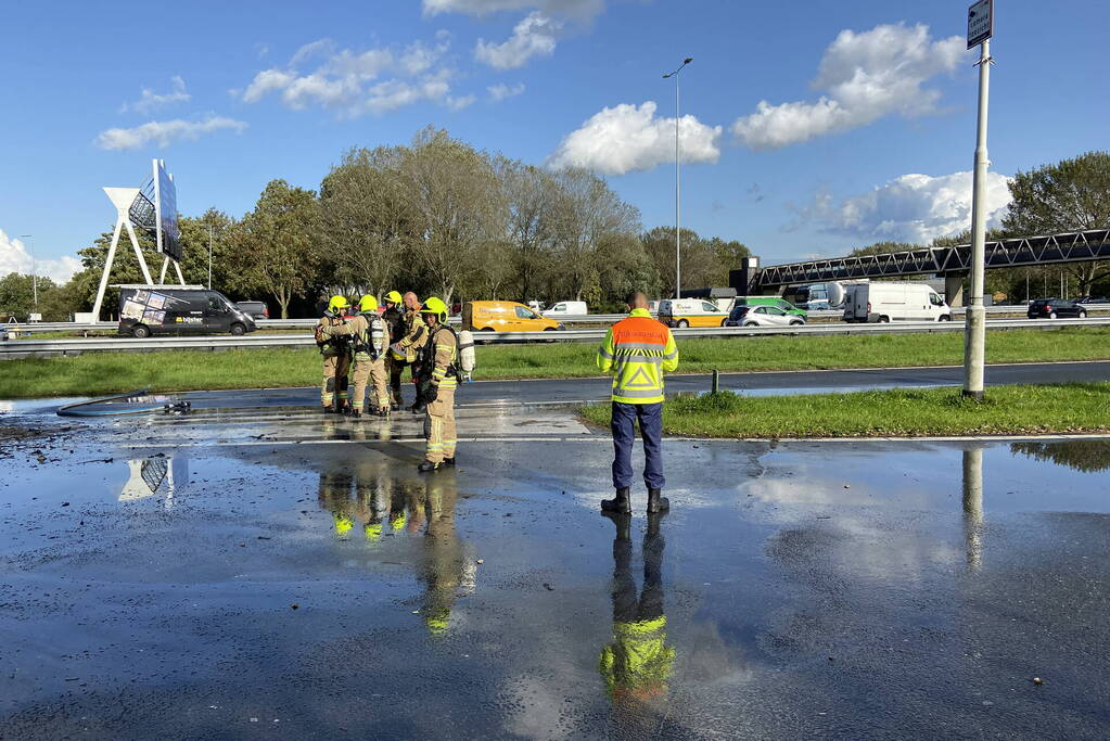 Vrachtwagen uitgebrand op oprit van snelweg