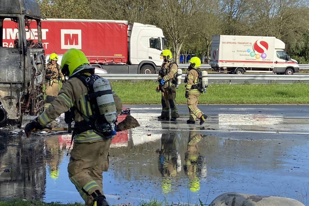 Vrachtwagen uitgebrand op oprit van snelweg