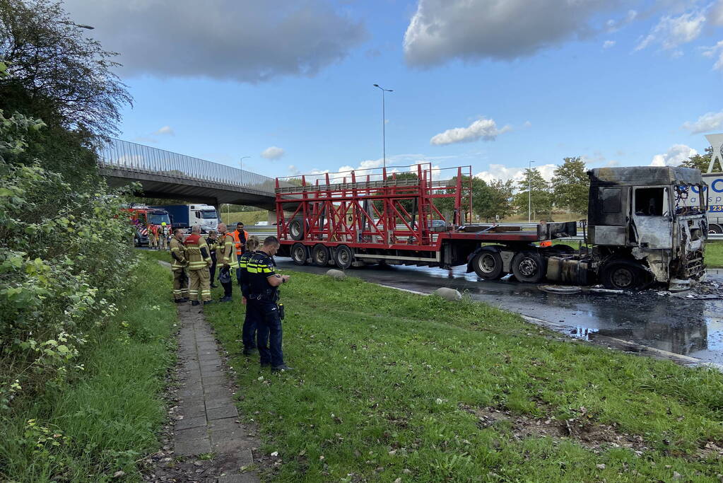 Vrachtwagen uitgebrand op oprit van snelweg