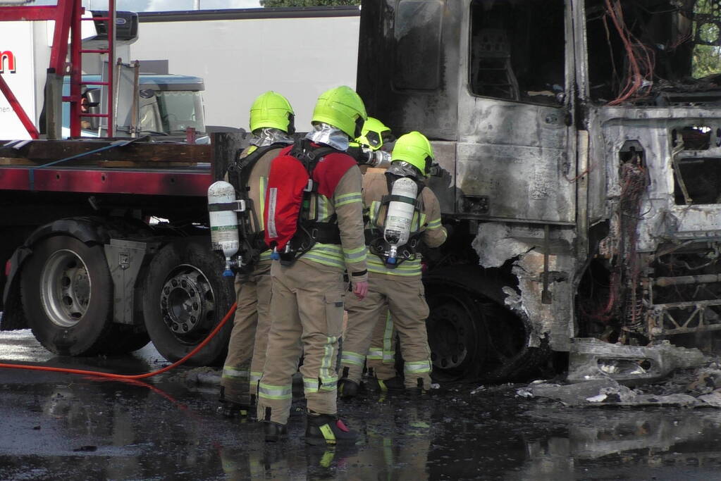 Vrachtwagen uitgebrand op oprit van snelweg