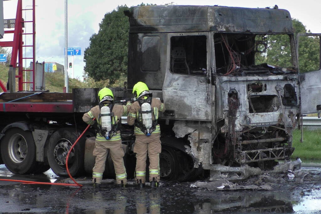 Vrachtwagen uitgebrand op oprit van snelweg